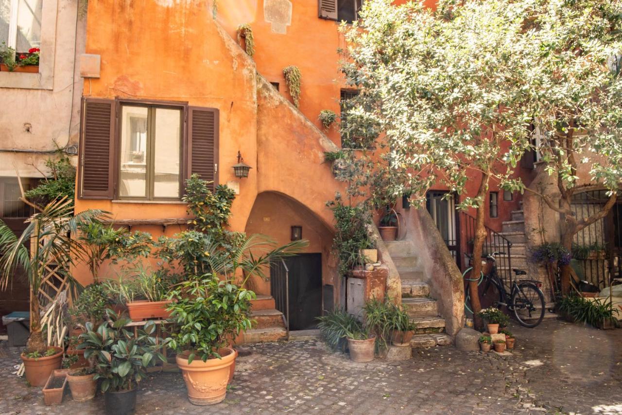 The Red House At Arco Degli Acetari Рим Екстериор снимка