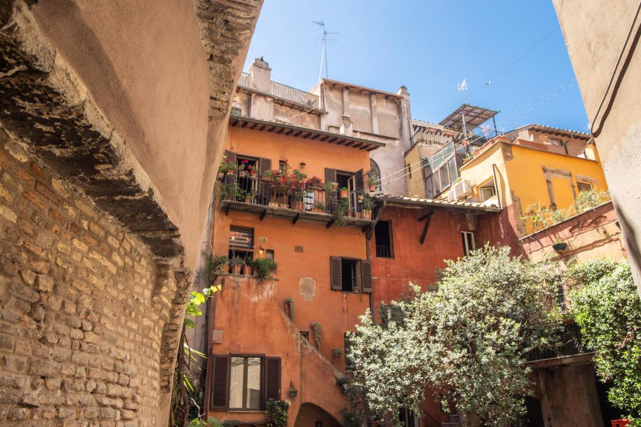 The Red House At Arco Degli Acetari Рим Екстериор снимка